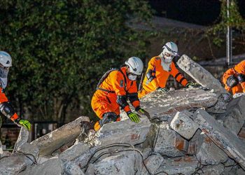 Bomberos de El Salvador se preparan en técnicas de rescate ante escenarios de terremotos