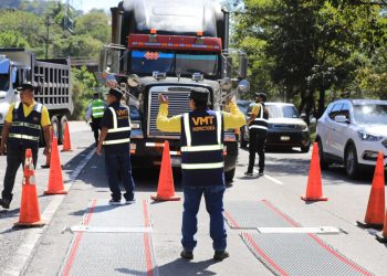 Verifican unidades de transporte de carga en la carretera a Comalapa, Santo Tomás