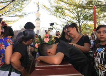 Artistas despiden a «Mamá Catita», la reconocida bailarina del Parque Libertad de San Salvador