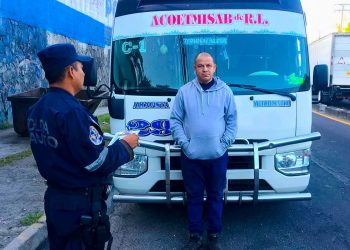 Conductor de bus se entrega a autoridades tras ser grabado en video lanzando basura y discutiendo con conductores