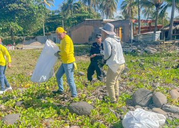 Privados de libertad colaboran en jornada de limpieza en playas salvadoreñas