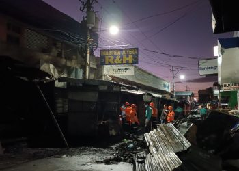 Incendio consume locales comerciales en San Miguel