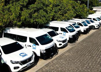 El ISSS entrega nueva flota de vehículos a establecimientos de salud