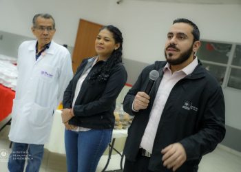 Entregan cenas al personal de Salud en funciones durante noche de Navidad