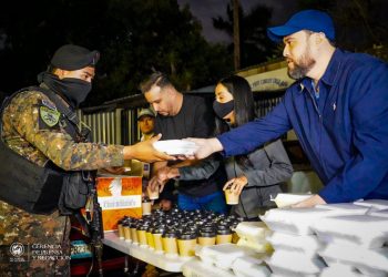 Alcaldía de San Salvador entrega cenas al personal de seguridad en cerco instalado en comunidad Tutunichapa