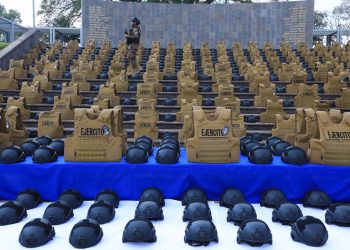 Entregan equipo de protección y camiones para transporte a personal de la Fuerza Armada
