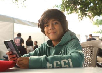 «José es un niño que está viviendo la guerra y lo logra. Me gusta mi personaje», Mateo Honles, actor de «Luciérnagas en El Mozote»