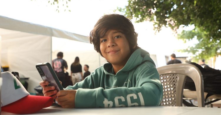 Mateo Honles, actor salvadoreño protagonista de la película «Luciérnagas en El Mozote».  Foto: Jarvyn Muñoz
