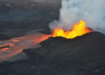 Volcán en Hawái entra en erupción luego de un mes de calma