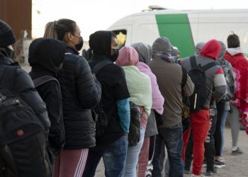 Requisito de patrocinio para migrantes latinos excluye a quienes necesitan protección