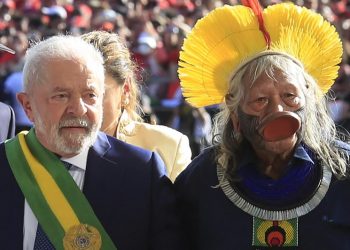 En ausencia de Bolsonaro, Lula recibe banda presidencial de Raoni y de clases populares