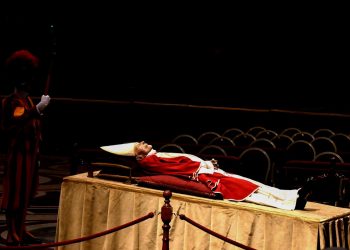 Miles de fieles desfilan para despedir a Benedicto XVI en la basílica de San Pedro