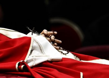 Sin cruz pastoral y con zapatos negros, los despojos de Benedicto XVI indican que no reinaba