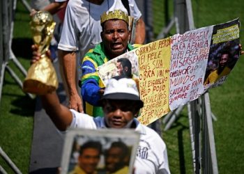 Brasileños viajan a Santos para homenajear a Pelé, la «leyenda de los mil goles»