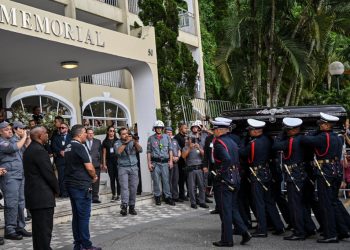Restos de Pelé llegan al cementerio tras multitudinario homenaje en Santos