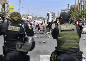 Perú declara toque de queda en Puno, epicentro de protestas contra el gobierno