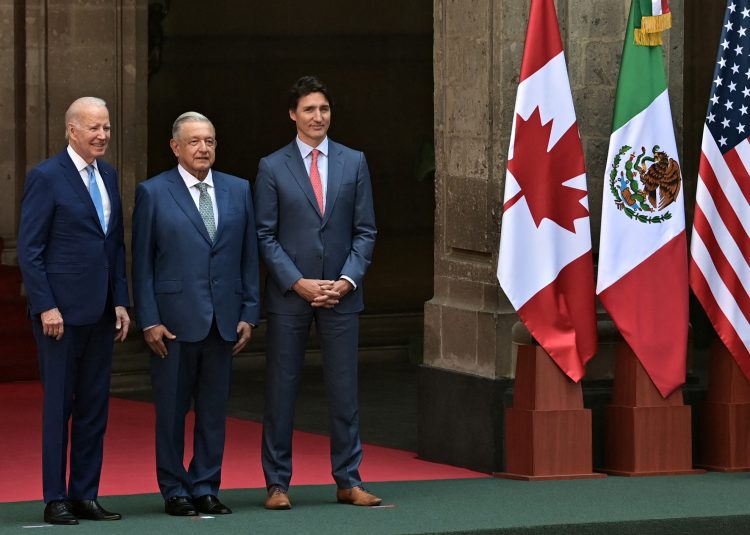 Reunión. Los presidentes y el primer ministro posan en su llegada a la Cumbre en México.