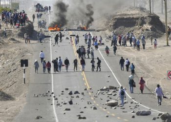 Aumentan bloqueos en Perú en medio de la crisis social y política
