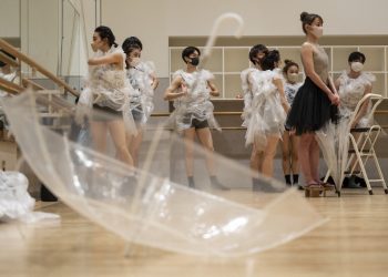 Un ballet japonés usa desechos de plástico para crear su vestuario