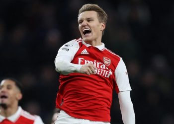 Arsenal más líder de la Premier tras llevarse el derbi