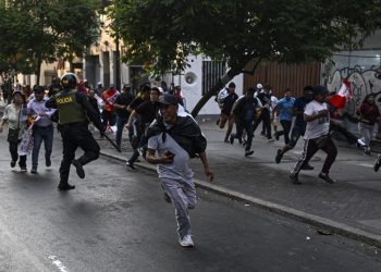 Un muerto en enfrentamientos entre manifestantes y policías al sur de Perú