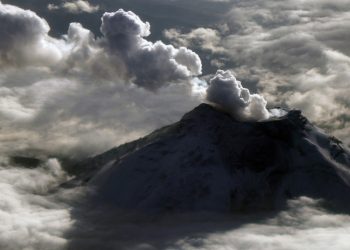 Erupción de volcán ecuatoriano Cotopaxi generó caída de ceniza en varios poblados