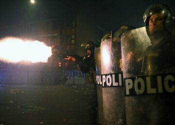 Un muerto en enfrentamientos con la policía en Perú; queman comisaría