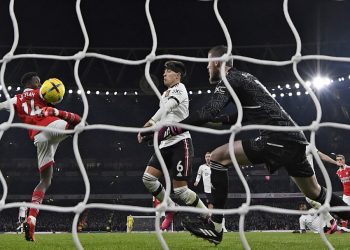El Arsenal venció 3-2 al Manchester United para mantener la distancia con el City