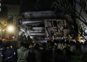 Al menos tres muertos y decenas de desaparecidos en derrumbe de un edificio en la India