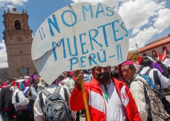 «No estamos en guerra» en Perú: El pueblo flotante también protesta en el Titicaca