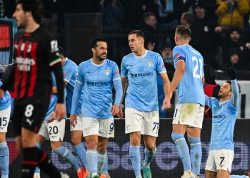 El AC Milán, goleado 4-0 por la Lazio, deja escapar al líder Nápoles