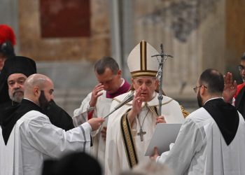 El papa condena la creciente «espiral de muerte» en Oriente Medio