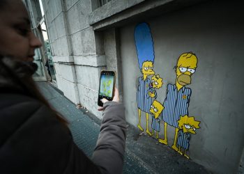 Murales en Milán muestran a Los Simpson como víctimas del Holocausto