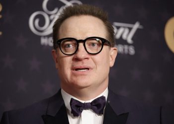 «Tú también puedes tener la fuerza para pararte y dirigirte hacia la luz»: Brendan Fraser tras ser premiado por «The Whale»