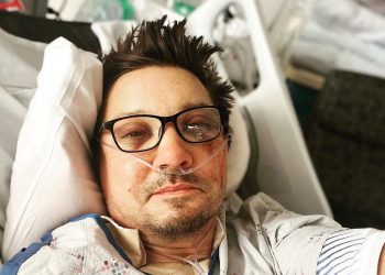 Actor de Marvel, Jeremy Renner, comparte tierno video mientras su madre y hermana cuidan de él en el hospital
