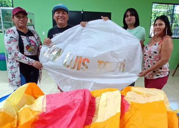 Jóvenes y mujeres emprenden en elaboración de globos en San Luis Talpa