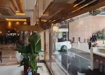 Un huésped molesto estrella su automóvil contra un hotel en Shanghái