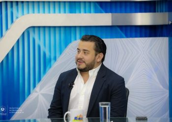 La próxima semana instalarán los lentes de los nuevos semáforos inteligentes en El Salvador