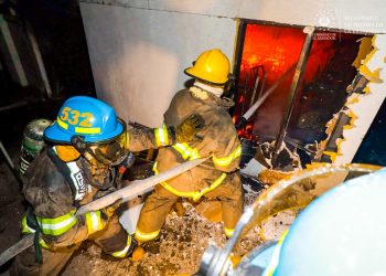 Bomberos controla incendio estructural en Paseo General Escalón, San Salvador