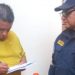 Policía multa a conductor que transportó a un hombre colgado en un camión