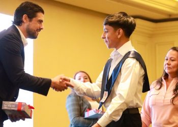254 jóvenes del Programa Oportunidades se gradúan y reciben becas universitarias