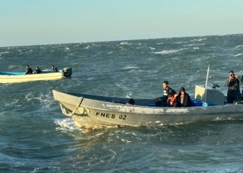 Fuerza Naval rescata a 3 personas que estaban varadas en el mar