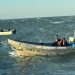 Fuerza Naval rescata a 3 personas que estaban varadas en el mar
