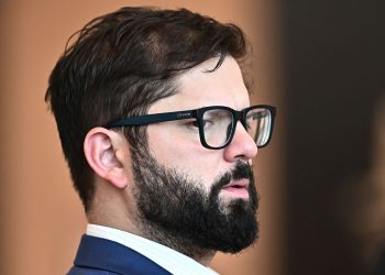 Nivel de apoyo a la gestión de Boric va en picada en Chile