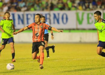 Águila sufrió sobre el cierre, pero ganó de visita ante Santa Tecla