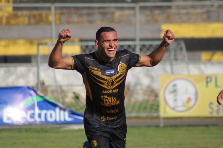 Omar Rosas, delantero mexicano. Foto: Platense.