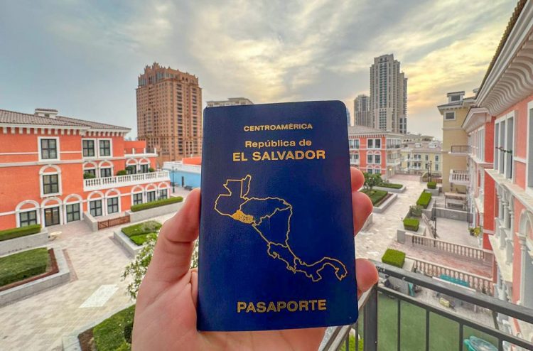 Cambios. El Ministerio de Relaciones Exteriores instaló el sistema de emisión inmediata en 50 sedes en el mundo, para agilizar el servicio de pasaporte de horas a 45 minutos. Los salvadoreños agradecen los avances.  Foto Cancillería.