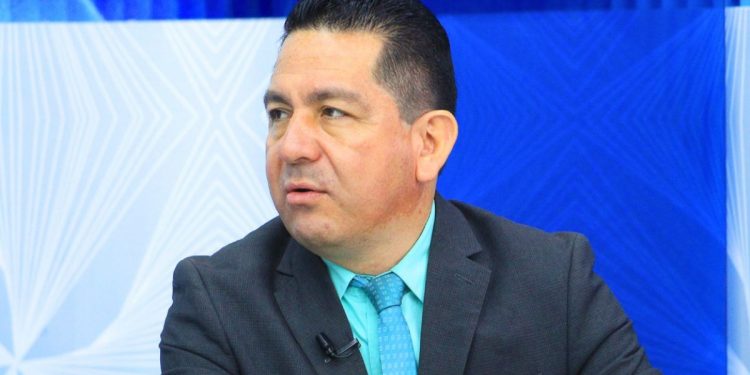 Presidente de Colegios Privados de El Salvador, Javier Hernández. Foto tomada de Diálogo.