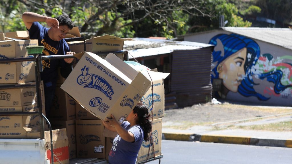 Repartidores de comida y proveedores de tiendas ingresan seguros a La Campanera Foto Edison Gonzalez 3