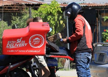 Repartidores de comida y proveedores de tiendas ingresan seguros a La Campanera y la Guayacán